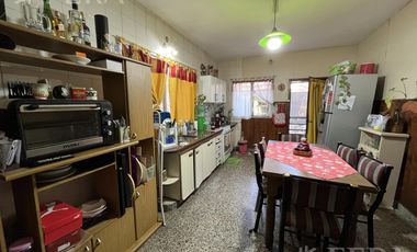Venta casa multifamiliar con cochera en Wilde