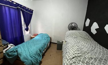 Venta casa multifamiliar con cochera en Wilde