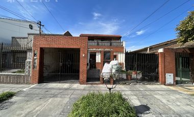 Venta casa multifamiliar con cochera en Wilde