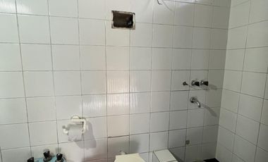 Venta casa multifamiliar con cochera en Wilde