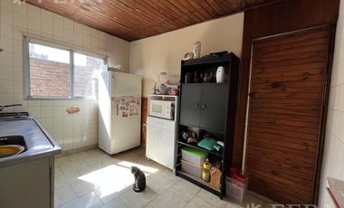 Venta casa multifamiliar con cochera en Wilde