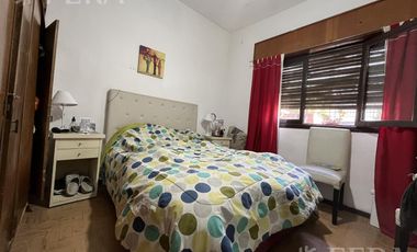 Venta casa multifamiliar con cochera en Wilde