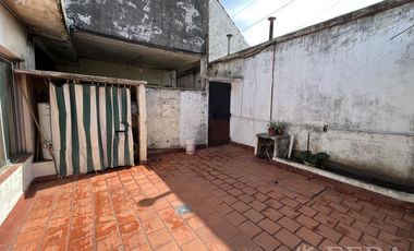 Venta casa multifamiliar con cochera en Wilde