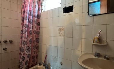 Venta casa multifamiliar con cochera en Wilde