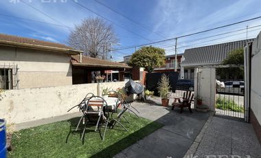 Venta casa multifamiliar con cochera en Wilde