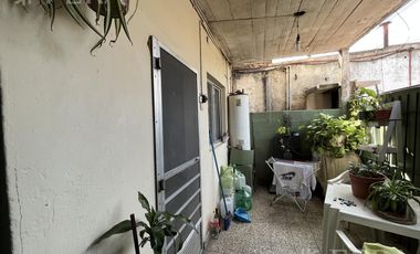 Venta casa multifamiliar con cochera en Wilde
