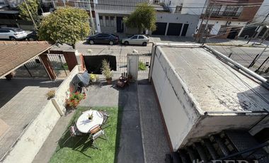 Venta casa multifamiliar con cochera en Wilde
