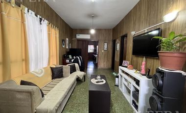 Venta casa multifamiliar con cochera en Wilde