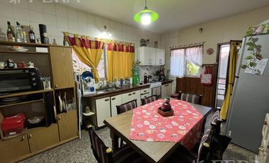 Venta casa multifamiliar con cochera en Wilde