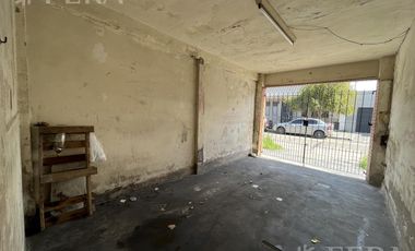 Venta casa multifamiliar con cochera en Wilde