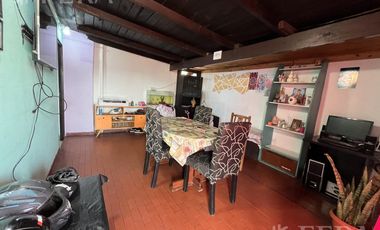 Venta casa multifamiliar con cochera en Wilde