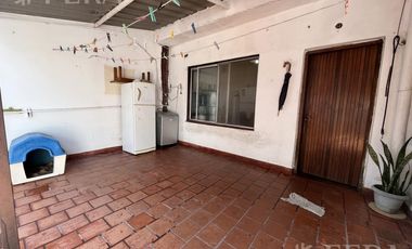 Venta casa multifamiliar con cochera en Wilde