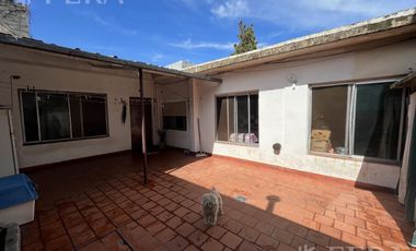 Venta casa multifamiliar con cochera en Wilde