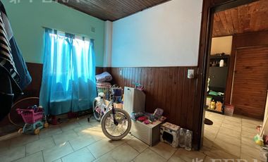 Venta casa multifamiliar con cochera en Wilde