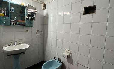 Venta casa multifamiliar con cochera en Wilde