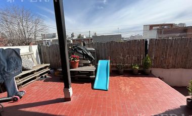 Venta casa multifamiliar con cochera en Wilde