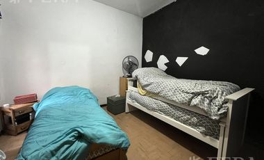 Venta casa multifamiliar con cochera en Wilde