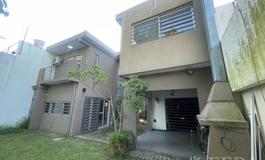 Venta casa de 4 ambientes con cochera y jardín en Don Bosco