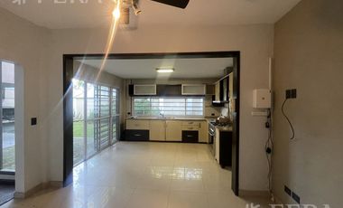 Venta casa de 4 ambientes con cochera y jardín en Don Bosco