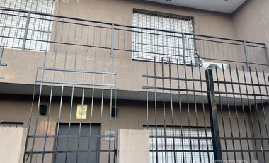 Venta casa de 4 ambientes con cochera y jardín en Don Bosco