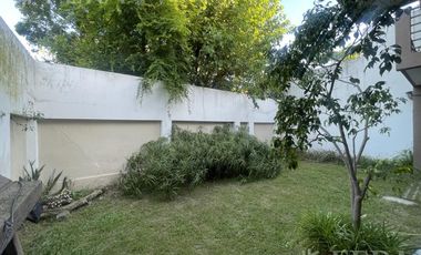 Venta casa de 4 ambientes con cochera y jardín en Don Bosco