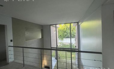 Venta casa de 4 ambientes con cochera y jardín en Don Bosco