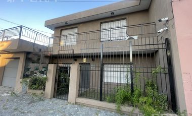 Venta casa de 4 ambientes con cochera y jardín en Don Bosco