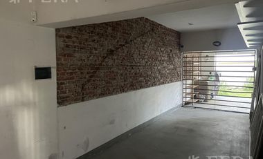 Venta casa de 4 ambientes con cochera y jardín en Don Bosco