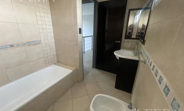 Venta casa de 4 ambientes con cochera y jardín en Don Bosco