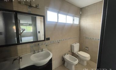 Venta casa de 4 ambientes con cochera y jardín en Don Bosco