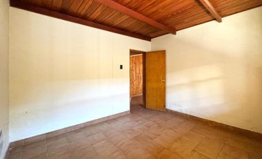 VENTA - Casa de 1 dormitorio con patio, interna única - Villa Gobernador Gálvez. APTO CRÉDITO.