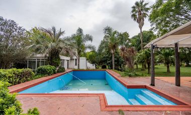 VENTA - Casa - Quincho, Parrillero, Piscina y Cancha de tenis - Funes, Santa Fe.