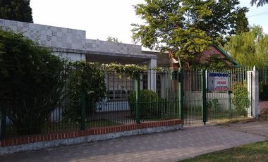 CASA TIPO AMERICANA SOBRE LOTE DE 10 X 32 - BURZACO