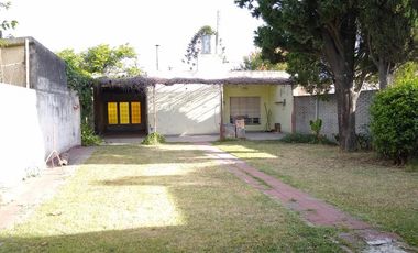 CASA TIPO AMERICANA SOBRE LOTE DE 10 X 32 - BURZACO