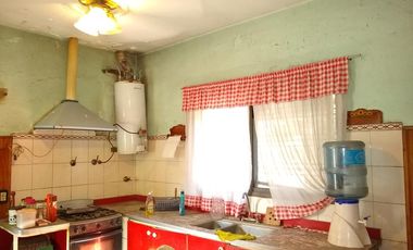 CASA TIPO AMERICANA SOBRE LOTE DE 10 X 32 - BURZACO