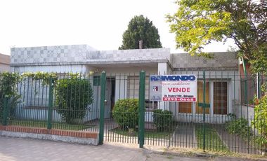 CASA TIPO AMERICANA SOBRE LOTE DE 10 X 32 - BURZACO