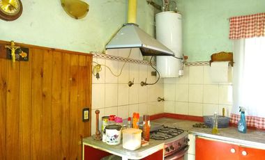 CASA TIPO AMERICANA SOBRE LOTE DE 10 X 32 - BURZACO