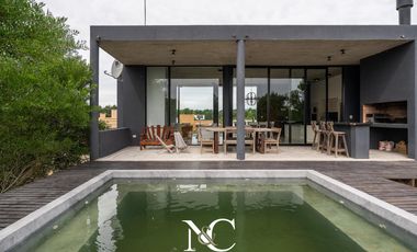 Casa en Venta en Costa Esmeralda fondo libre y gas natural