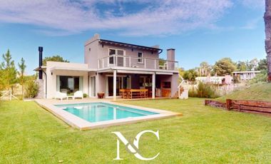 Casa en venta en Costa Esmeralda con fondo libre arbolado