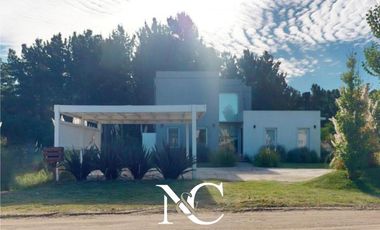 Casa en venta en Costa Esmeralda con fondo libre arbolado