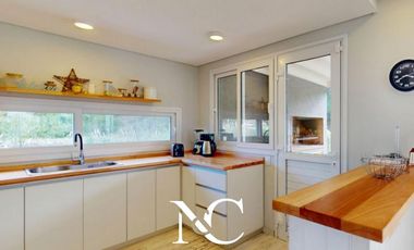 Casa en venta en Costa Esmeralda con fondo libre arbolado