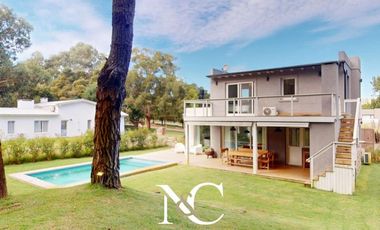 Casa en venta en Costa Esmeralda con fondo libre arbolado