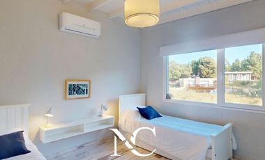 Casa en venta en Costa Esmeralda con fondo libre arbolado