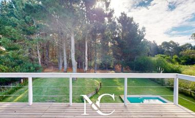 Casa en venta en Costa Esmeralda con fondo libre arbolado