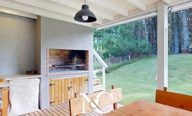 Casa en venta en Costa Esmeralda con fondo libre arbolado