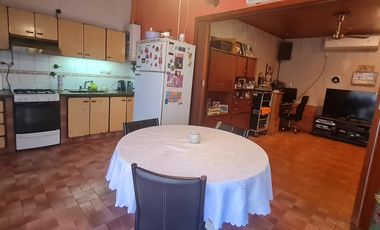 Lote  con dos viviendas, jardín y cochera en Florida Oeste- En Venta