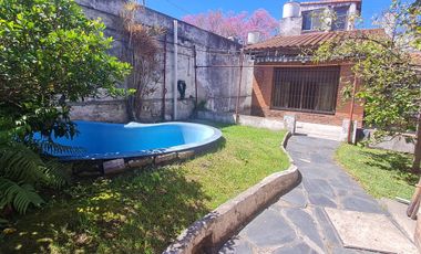 Lote  con dos viviendas, jardín y cochera en Florida Oeste- En Venta