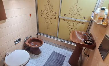 Lote  con dos viviendas, jardín y cochera en Florida Oeste- En Venta