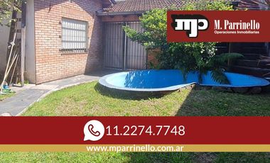 Lote  con dos viviendas, jardín y cochera en Florida Oeste- En Venta