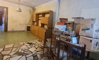 Lote  con dos viviendas, jardín y cochera en Florida Oeste- En Venta